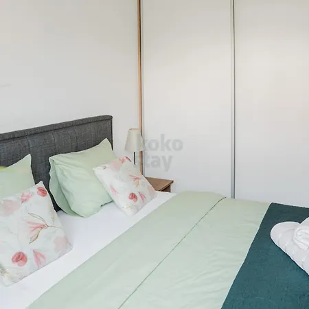 Sunny With Terrace, 2 Bedrooms, Near アパート マンドレ