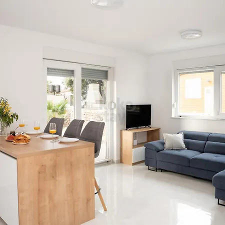 Apartmán Sunny With Terrace, 2 Bedrooms, Near