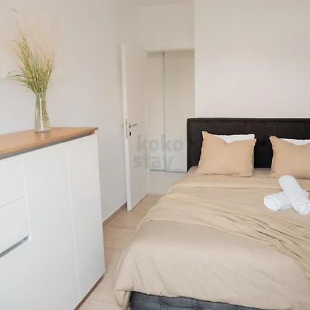アパート Sunny With Terrace, 2 Bedrooms, Near マンドレ