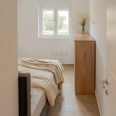 Sunny With Terrace, 2 Bedrooms, Near * Mandre