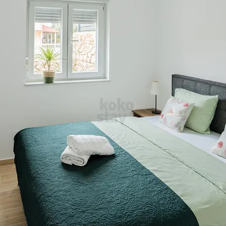 アパート Sunny With Terrace, 2 Bedrooms, Near マンドレ