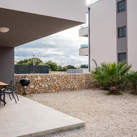 Apartment Sunny With Terrace, 2 Bedrooms, Near