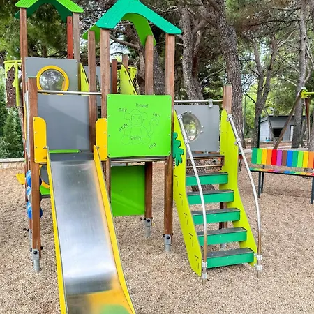 Apartment Sunny With Terrace, 2 Bedrooms, Near