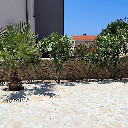 Sunny With Terrace, 2 Bedrooms, Near マンドレ