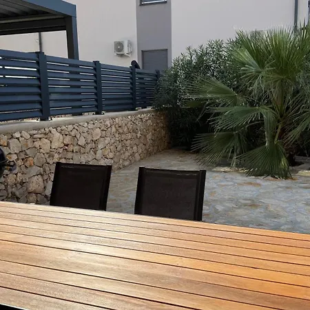 Apartment Sunny With Terrace, 2 Bedrooms, Near