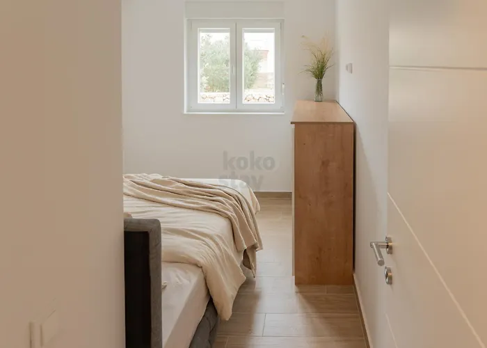 Sunny With Terrace, 2 Bedrooms, Near * Mandre