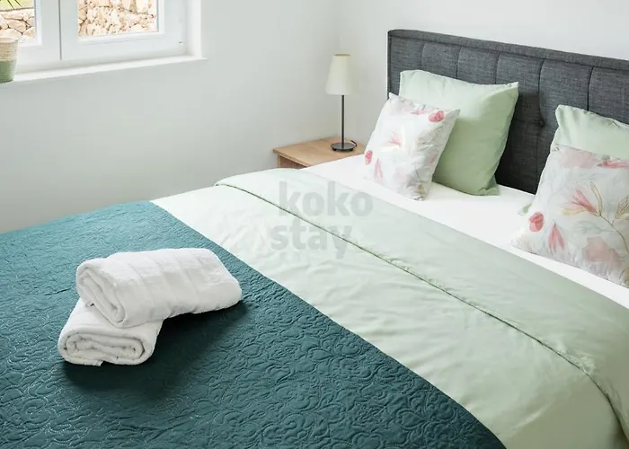 Sunny With Terrace, 2 Bedrooms, Near Apartman