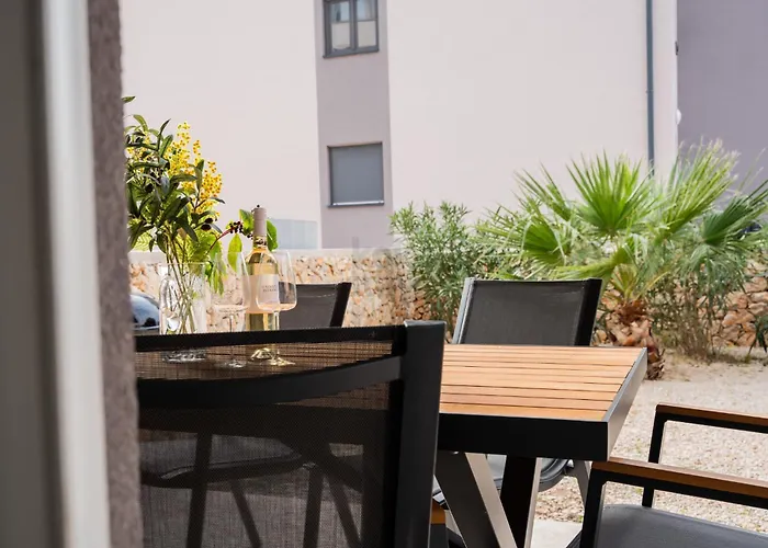 Sunny With Terrace, 2 Bedrooms, Near Mandre
